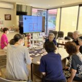 地域の皆様へ　　　　　　　　　　　　　　　　　　　　　　　　　勉強会＆懇親会「認知症世界の歩き方」　　　　　　　　　　　　　　認知症への理解を深め、支え合う地域づくりを目指しましょう！