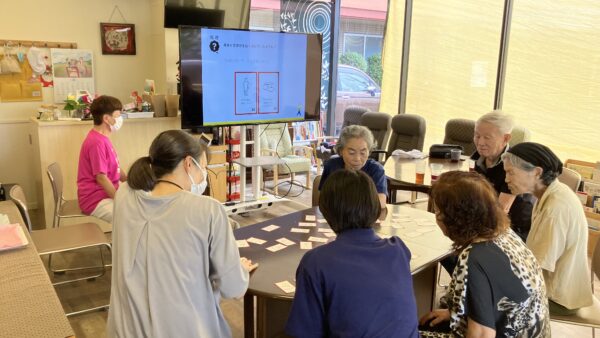 地域の皆様へ　　　　　　　　　　　　　　　　　　　　　　　　　勉強会＆懇親会「認知症世界の歩き方」　　　　　　　　　　　　　　認知症への理解を深め、支え合う地域づくりを目指しましょう！
